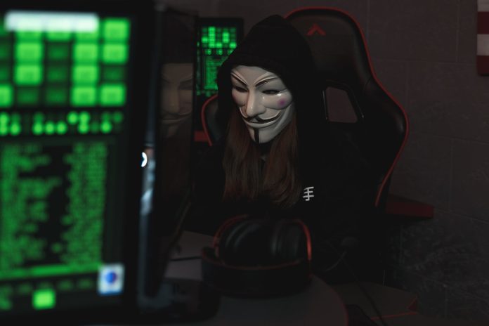 Hacker alega ter roubado dados