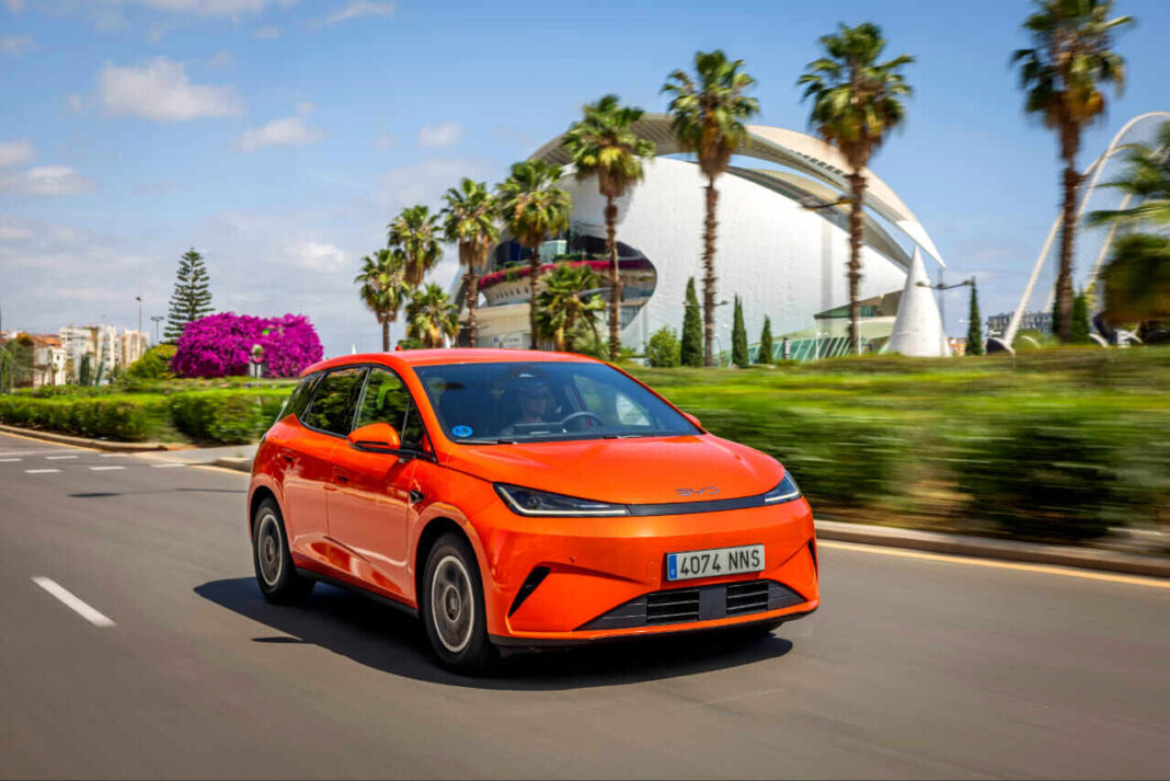 BYD Dolphin G DM-i em movimento na cor Orange Sunset