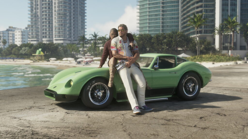 Jason e Lucia encostados em carro esportivo verde próximo à praia em GTA 6