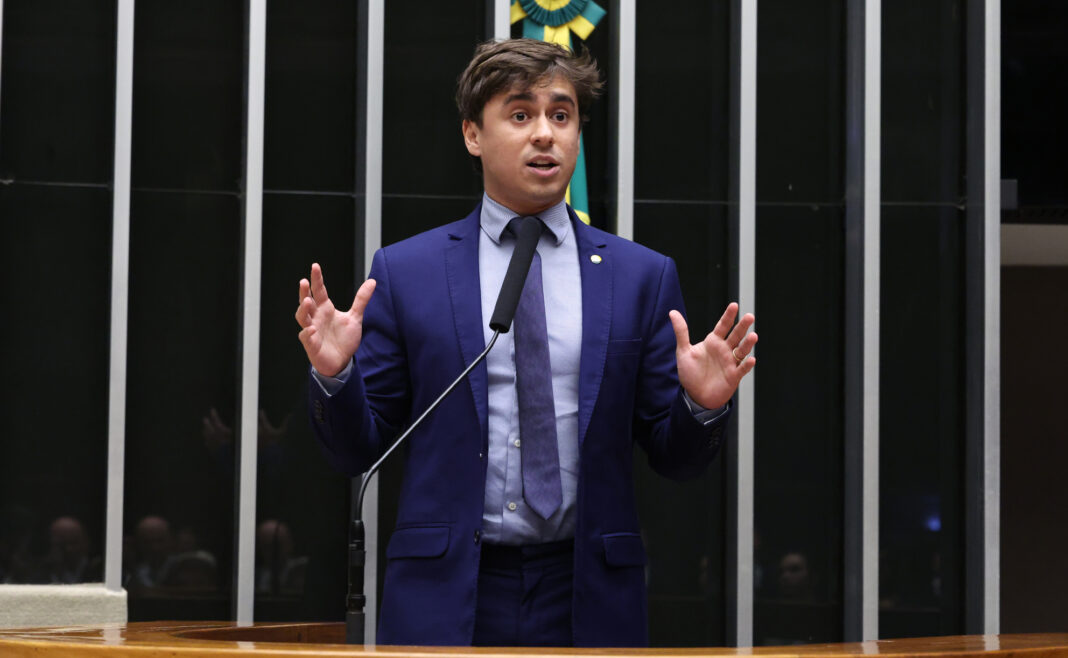 Deputado federal Nikolas Ferreira durante sessão na Câmara dos Deputados em julho de 2026