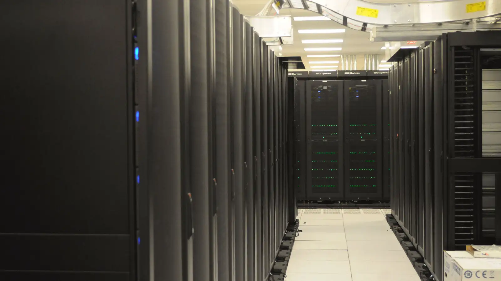 Servidores em datacenter ilustram a infraestrutura de sites afetados por atualizações de segurança
